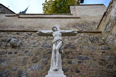 Barokní Schweigelův kříž se po obnově vrátil do zahrad pod Petrovem v Brně