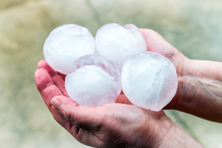 Přes Moravu přechází pásmo velmi silných bouřek, na Vsetínsku kroupy až pět cm