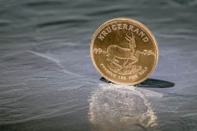 Cena zlata je na rekordu, poprvé překročila hranici 4200 dolarů za unci