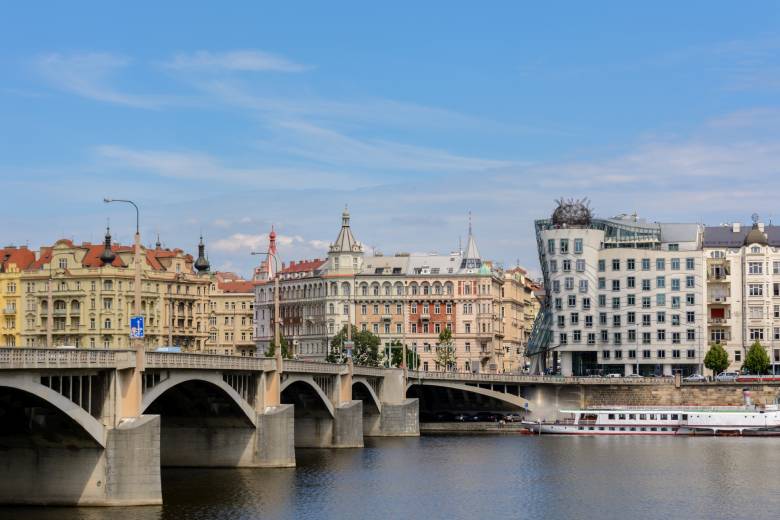 Historik: Srovnání s 30 let starým Tančícím domem snese jen několik staveb