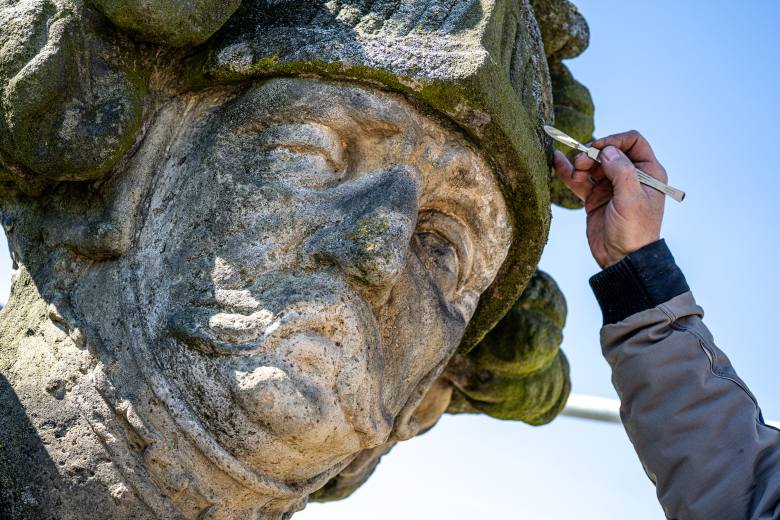 Na Kuksu začalo restaurování barokní sochy Velkého křesťanského bojovníka Na Kuksu začalo restaurování barokní sochy Velkého křesťanského bojovníka