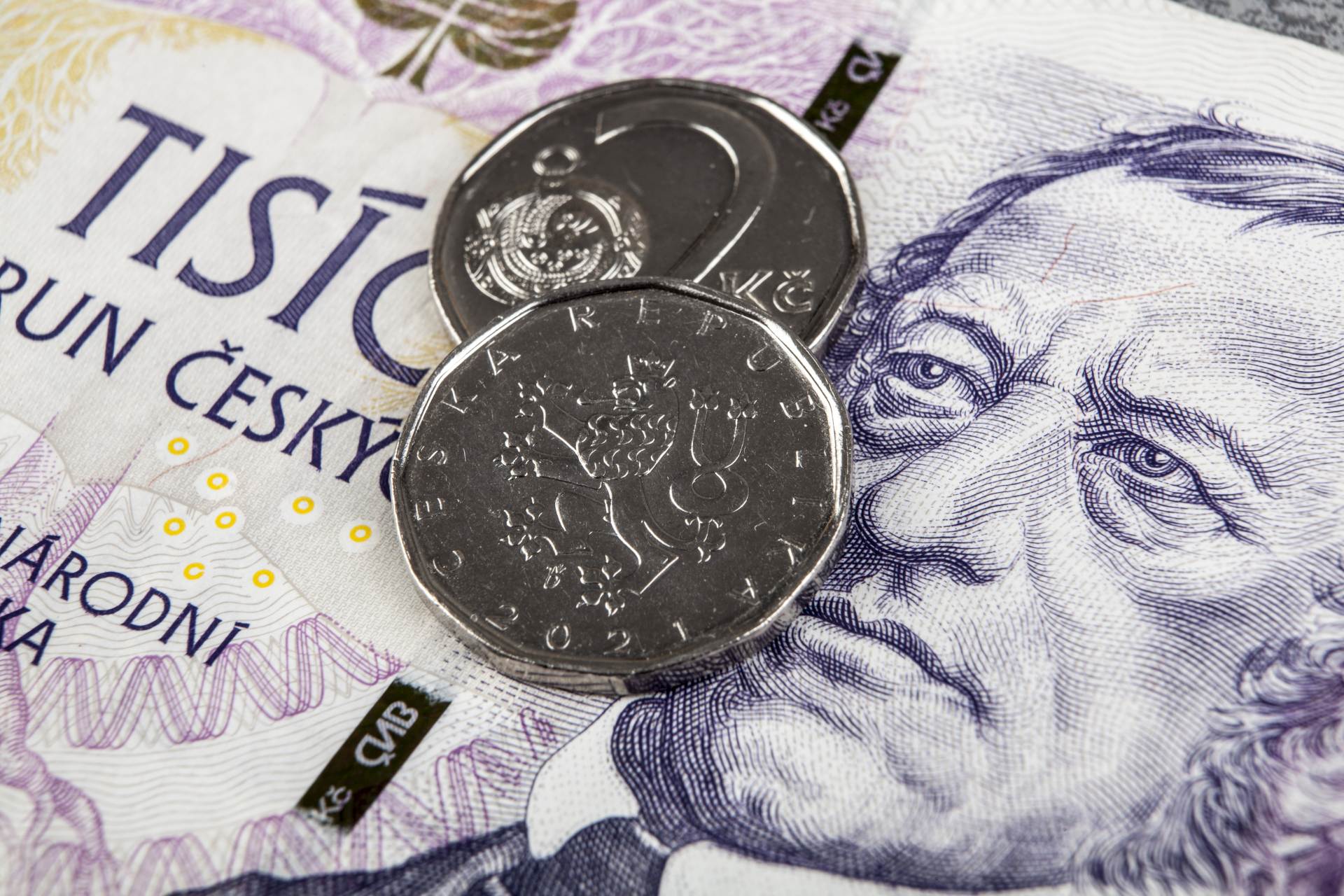 Analytik: Kurz koruny, který banky účtují při platbě kartou v zahraničí, se liší