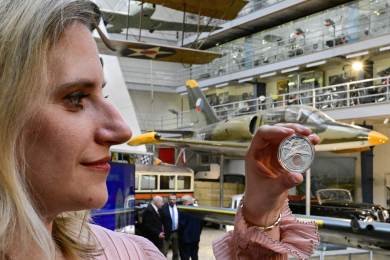 ČNB představila stříbrnou pětisetkorunu s motivem letounu Aero L-39 Albatros ČNB představila stříbrnou pětisetkorunu s motivem letounu Aero L-39 Albatros