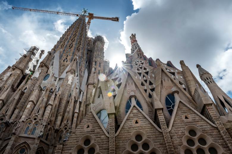 Papež požehná nejvyšší kostelní věži na světě v chrámě Sagrada Familia