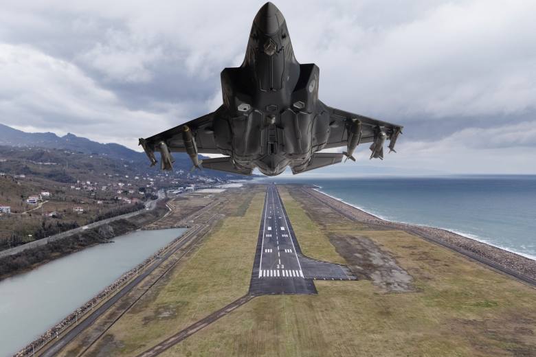 Projekt F-35 musí podle Babiše pokračovat, chce ale vylepšit podmínky smlouvy