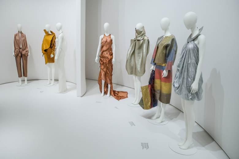 Uměleckoprůmyslové muzeum v Brně zaplnily oděvy i doplňky návrhářky Rochové