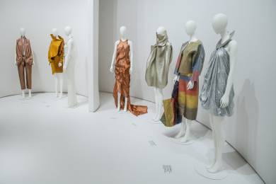 Uměleckoprůmyslové muzeum v Brně zaplnily oděvy i doplňky návrhářky Rochové