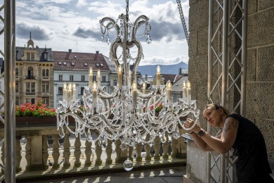 Balkon radnice v Liberci zdobí replika barokního lustru