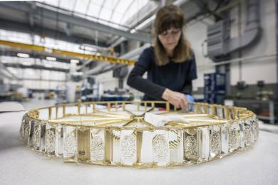 V Preciose v Kamenickém Šenově už měsíc pracují na chrámovém lustru z Hejnic