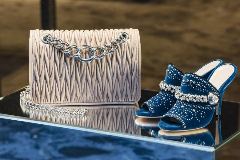 Zloděj ukradl z domu v Londýně šperky a kabelky v hodnotě přes 10 milionů liber