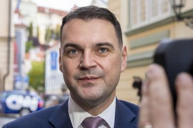 Macinkova účast v debatě o demokratičnosti EU byla ostuda a trapas, míní opozice
