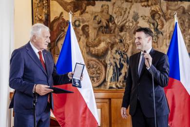 Macinka udělil medaili Za zásluhy o diplomacii bývalému prezidentu Klausovi