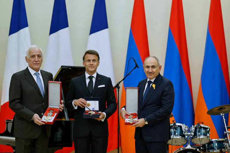 Macron v Arménii zazpíval La Boheme, Pašinjan ho doprovázel na bicí