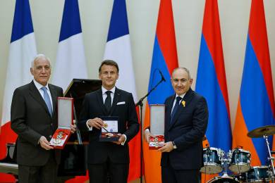 Macron v Arménii zazpíval La Boheme, Pašinjan ho doprovázel na bicí