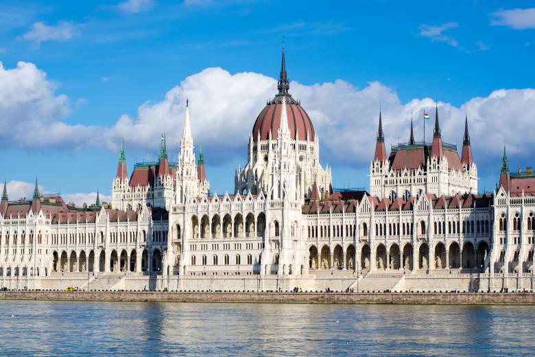 Maďarský parlament schválil ústavní dodatek, který má ukončit mandát prezidenta
