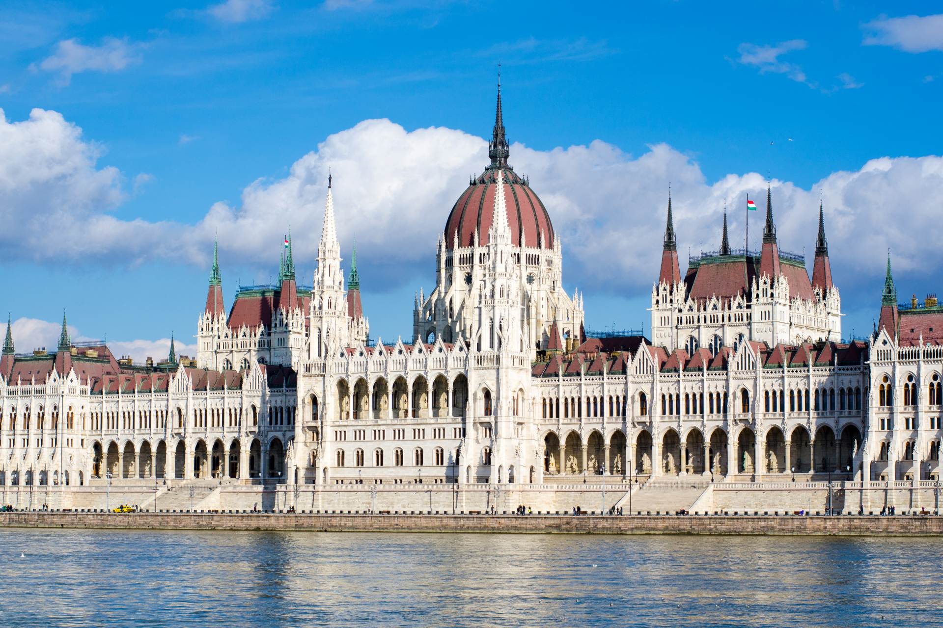 Maďarský parlament schválil ústavní dodatek, který má ukončit mandát prezidenta