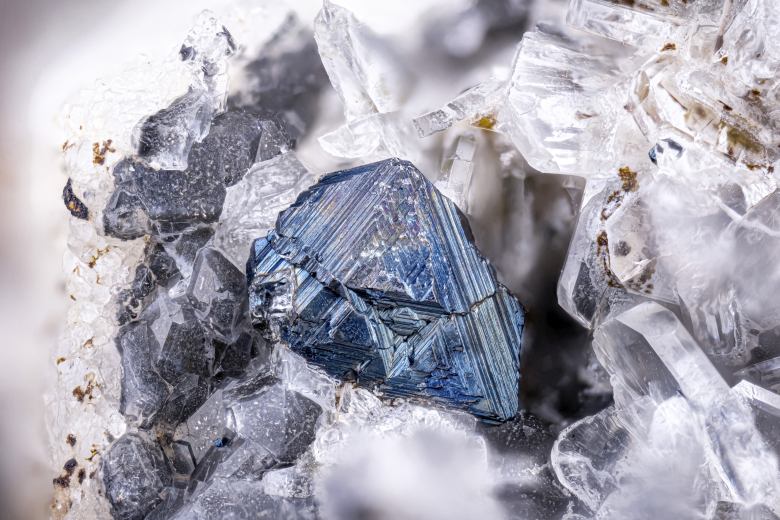 CNBC: EU zvyšuje produkci magnetů ze vzácných kovů v závodě u hranic s Ruskem