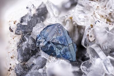 CNBC: EU zvyšuje produkci magnetů ze vzácných kovů v závodě u hranic s Ruskem