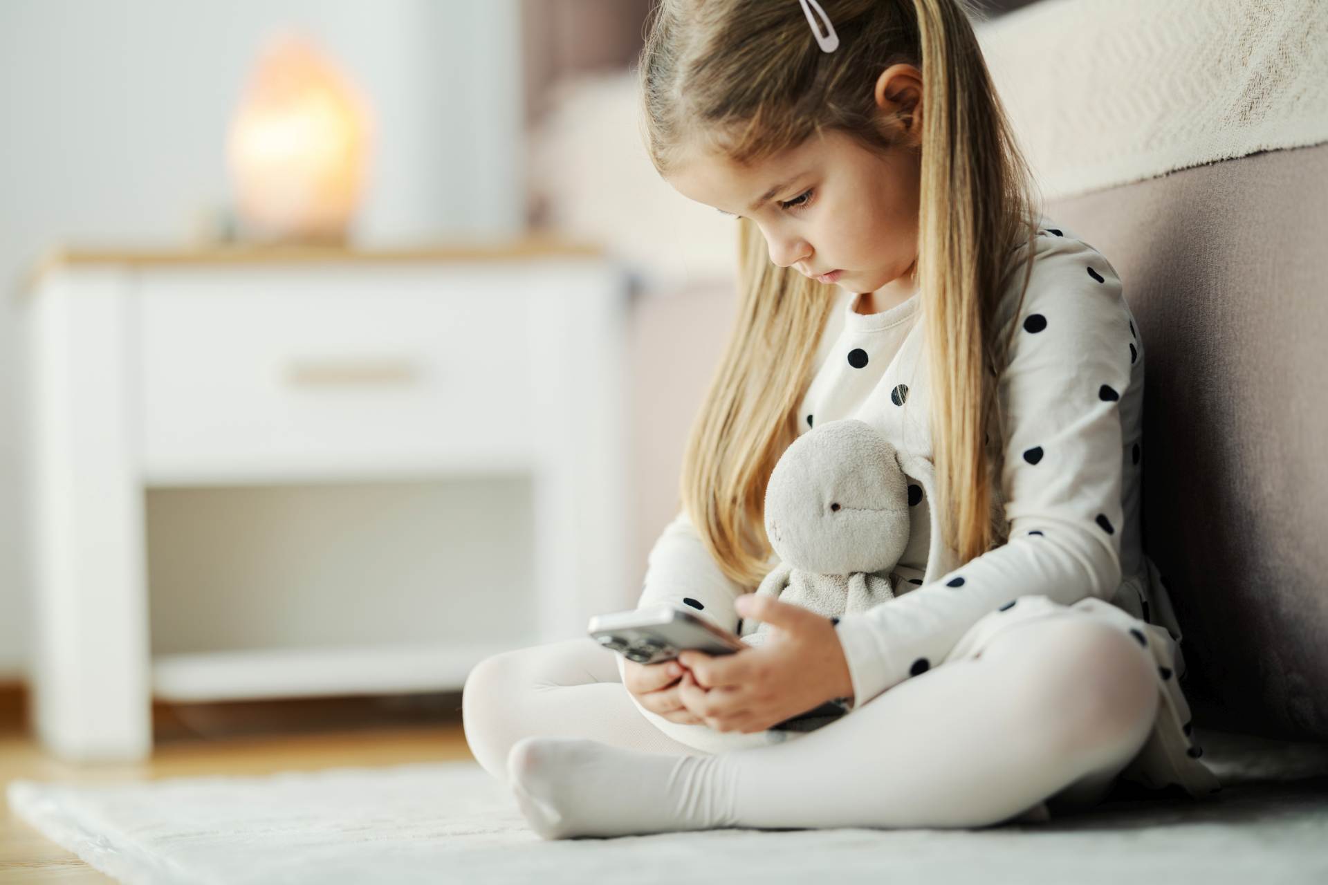 Experti: Malé děti on-line sledují nesmyslná videa, ty starší zveřejňují videa