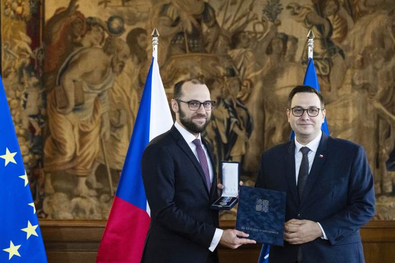 Medaili Za zásluhy o diplomacii obdrželi Kopečný, Pekarová Adamová či Pojar
