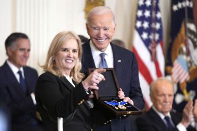 Biden udělil medaili svobody Clintonové i frontmanovi U2 Bonovi