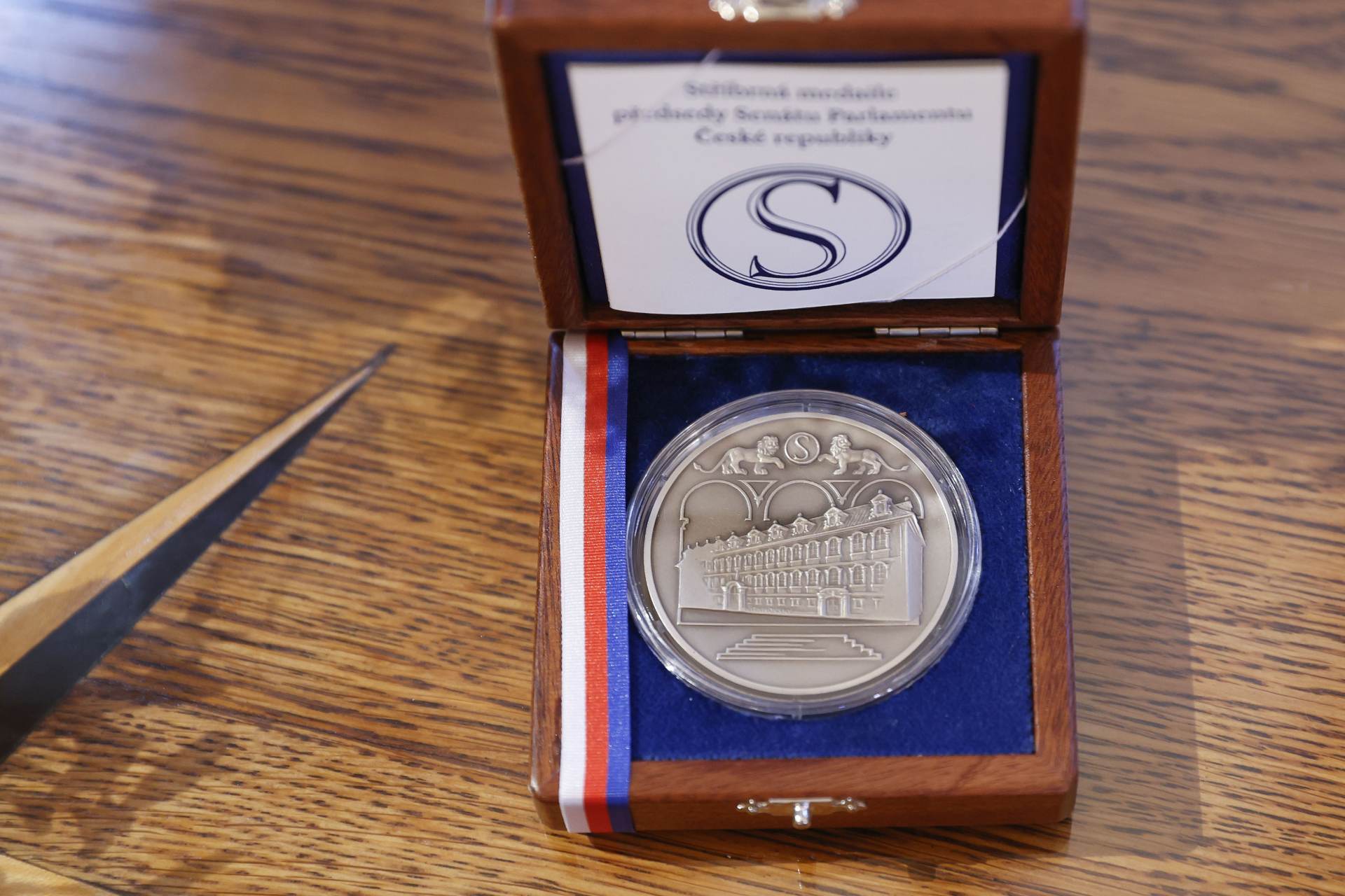 Stříbrnými medailemi v Senátu byli oceněni kněz, vědec nebo Kuchařky bez domova