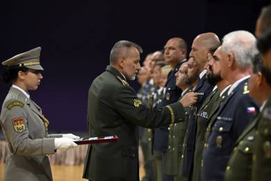 Medaile Za službu v zahraničí dnes převzalo 58 vojáků, mezi nimi pět žen