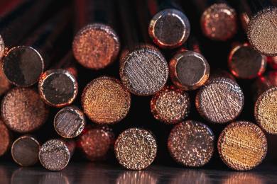 Bloomberg: EU zvažuje v rámci nových sankcí zákaz dovozu mědi a platiny z Ruska