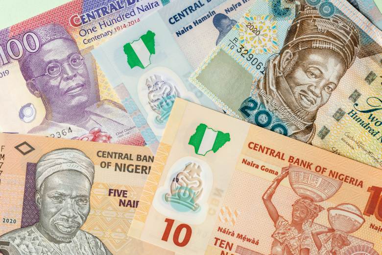Nigerijský soud poslal muže do vězení, protože na svatbě rozhazoval národní měnu