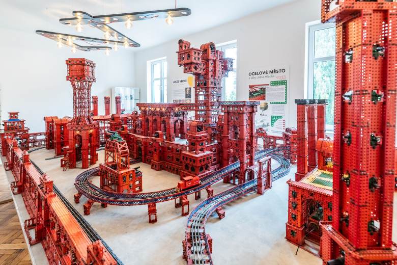 Výročí stavebnice Merkur v Polici nad Metují připomenou akce v muzeu i v parku