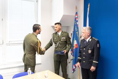 Byla by ostuda, kdyby mi utekl, řekl voják k dopadení zloděje prstenů