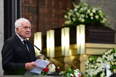 Milana Knížáka na poslední cestě doprovodily tři salvy a česká hymna Milana Knížáka na poslední cestě doprovodily tři salvy a česká hymna