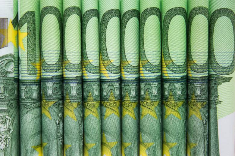 EU vyplatí Ukrajině 3,3 miliardy eur z půjčky, jsou určeny na zbraně a drony EU vyplatí Ukrajině 3,3 miliardy eur z půjčky, jsou určeny na zbraně a drony