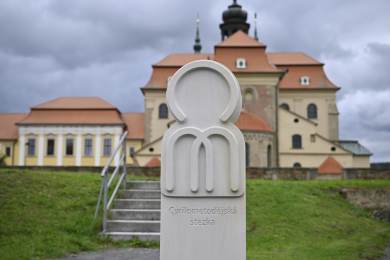 Poutníky ve Velehradě bude nově vítat milník Cyrilometodějské stezky