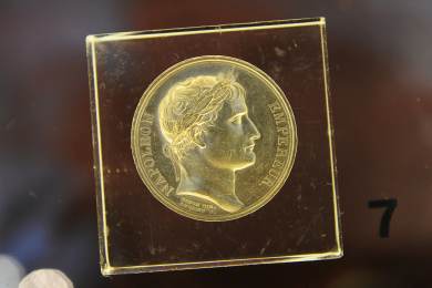 Tři muži převlečení za četníky ve Francii okradli seniory o čtvrt milionu eur