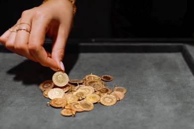 Cena zlata je čtvrtý den po sobě na rekordu, dostala se nad 4241 USD za unci