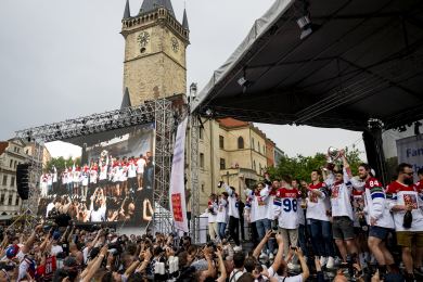 Čeští hokejisté oslavili zlato s fanoušky, ve čtvrtek je přijme prezident