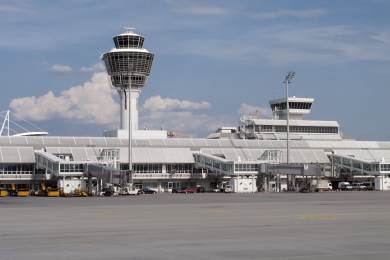 Letiště v Mnichově přerušilo provoz kvůli dronům, odletět nemohlo 3000 lidí