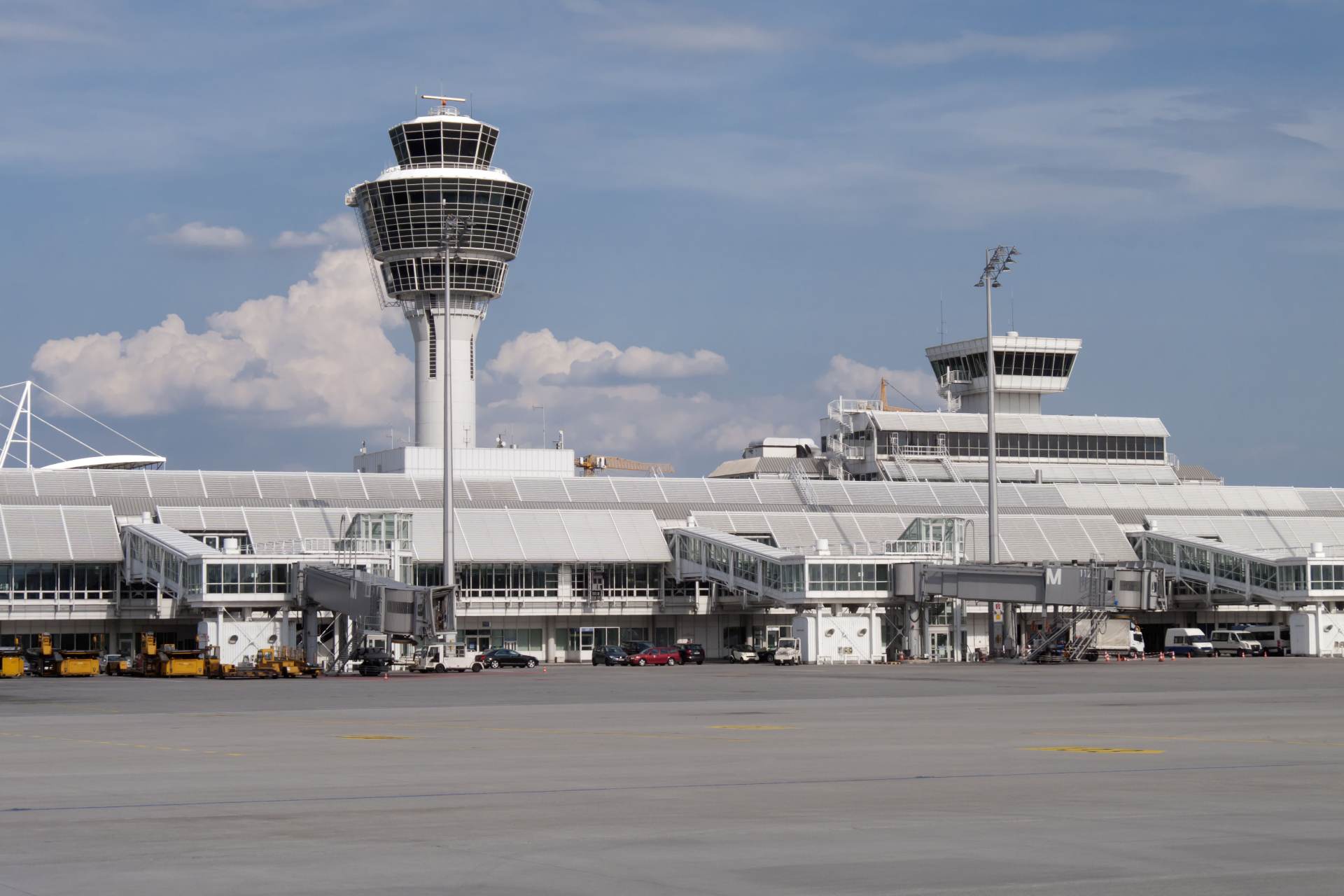 Letiště v Mnichově přerušilo provoz kvůli dronům, odletět nemohlo 3000 lidí