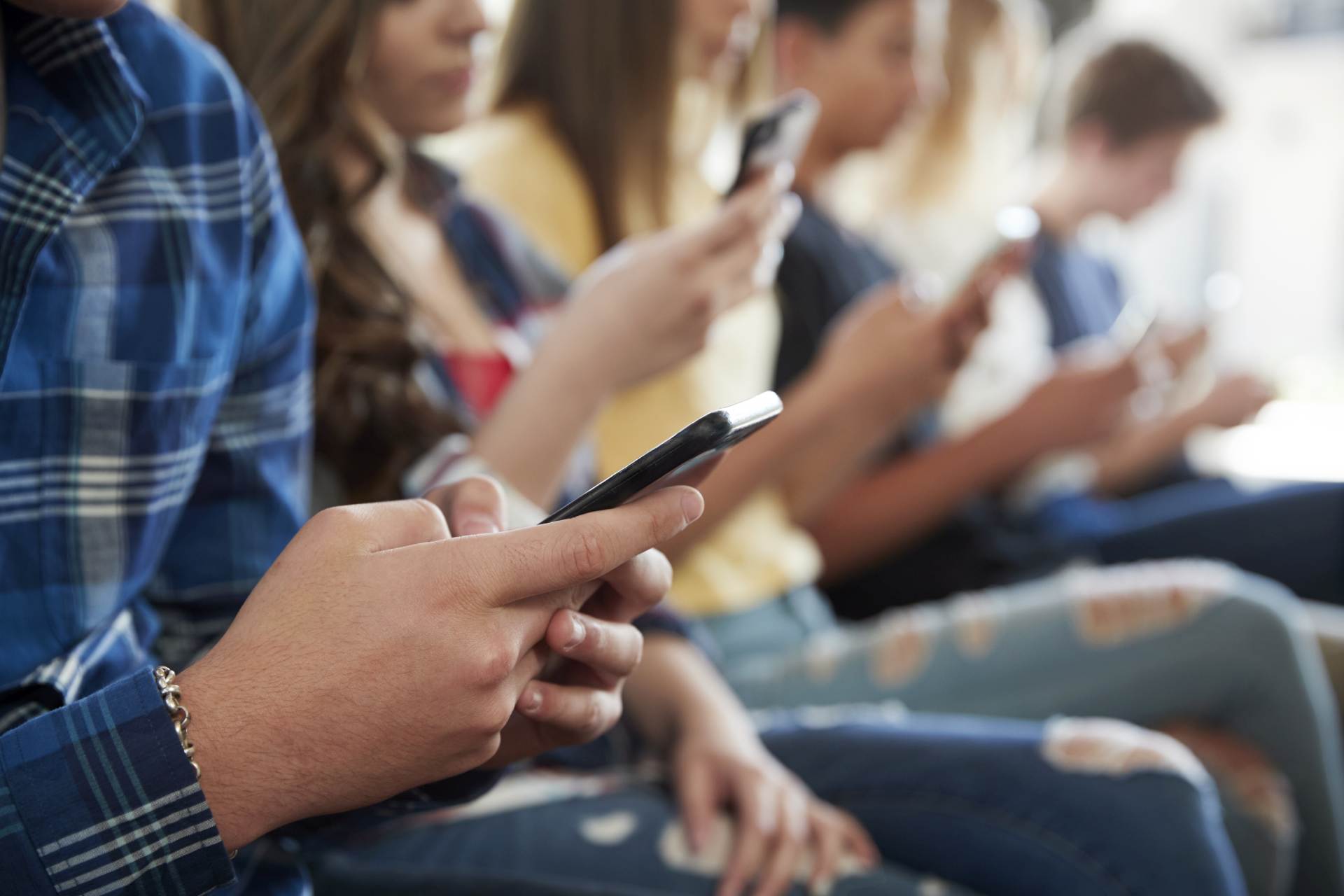 Zákaz mobilů ve školách podle návrhu Babiše a Plagy vláda podpořila