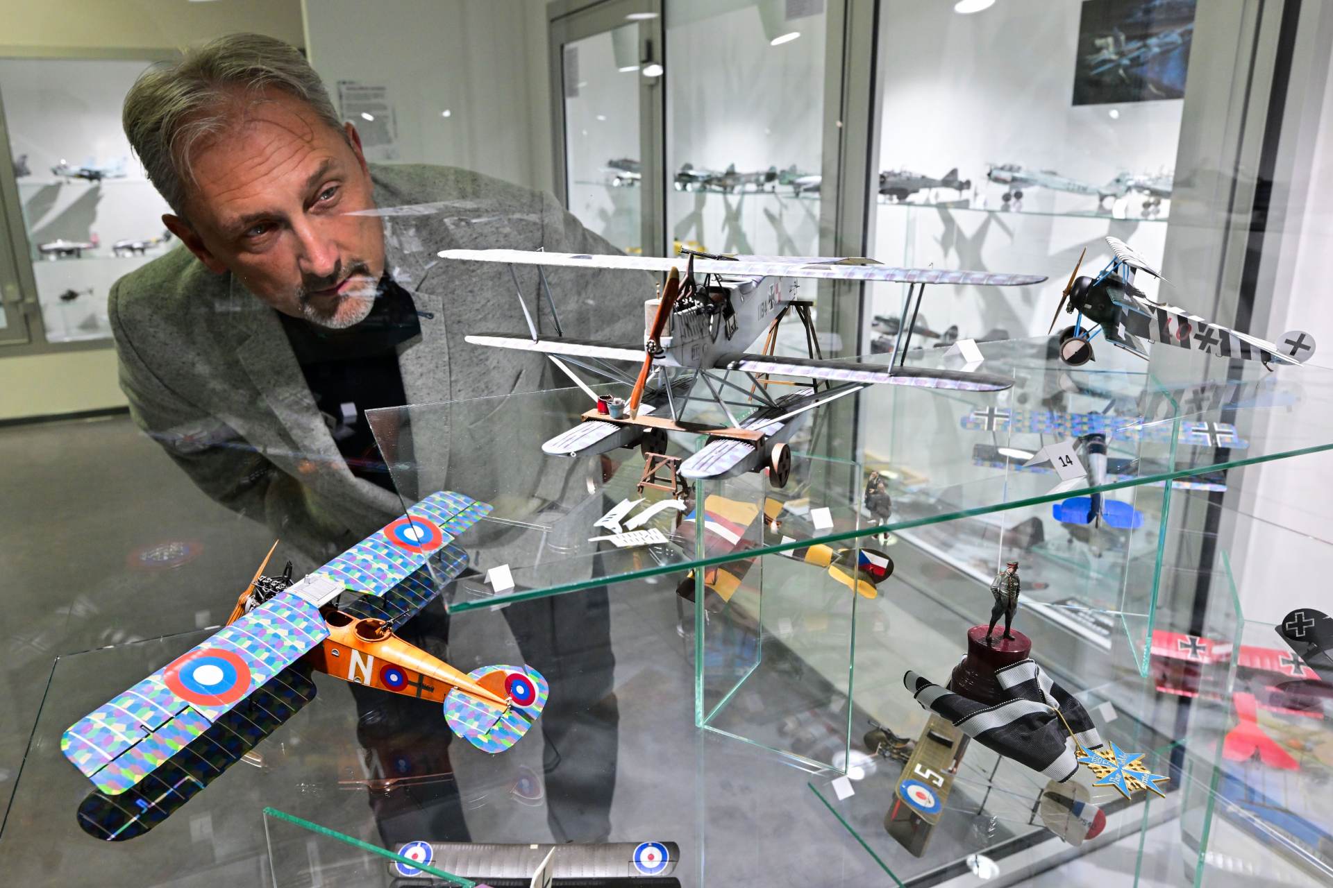 Technické muzeum v Brně vystavuje plastikové modely lodí, letadel či aut