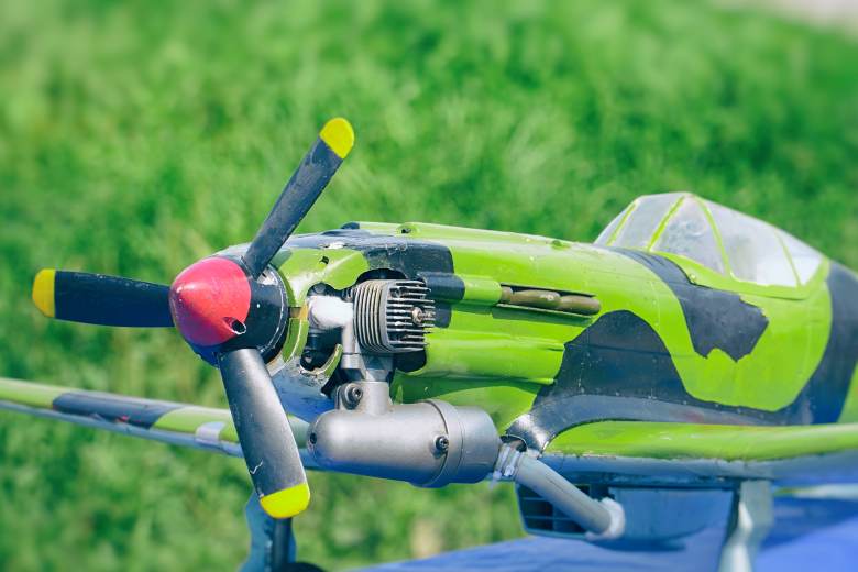 Létání s obřími modely letadel kombinuje precizní pilotáž i adrenalin