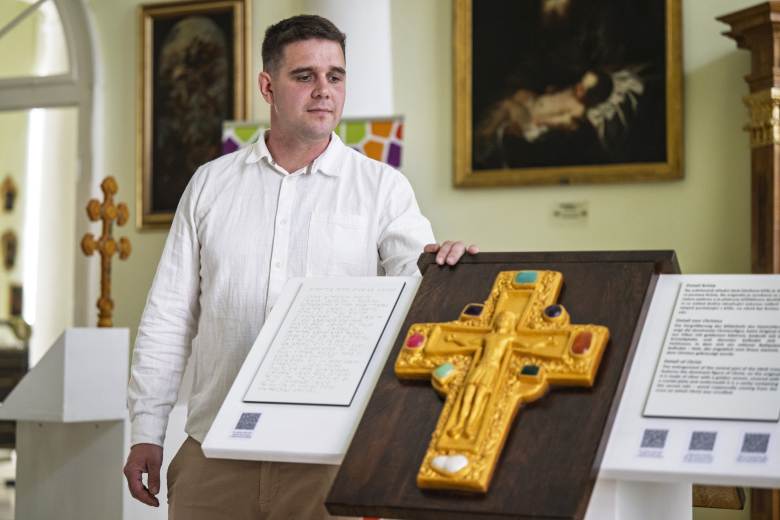 Vyšebrodský klášter vystavil hmatový model Závišova kříže nejen pro nevidomé Vyšebrodský klášter vystavil hmatový model Závišova kříže nejen pro nevidomé