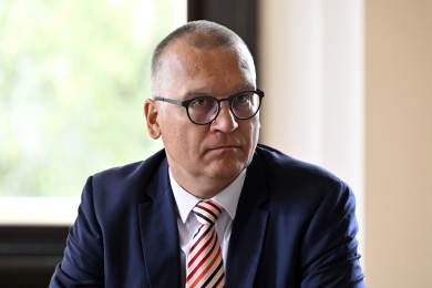 Do vedení Evropské investiční banky chce vláda někdejšího viceguvernéra ČNB Moru