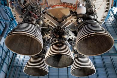 CNN: Čína začala dodávat Íránu klíčový komponent pro výrobu motorů raket