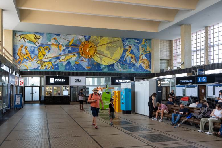 Velké nástěnné mozaiky z 50. let na nádraží v Pardubicích jsou zrestaurované