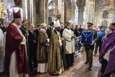 V katedrále sv. Víta na Hradě začala pohřební mše za zesnulého kardinála Duku