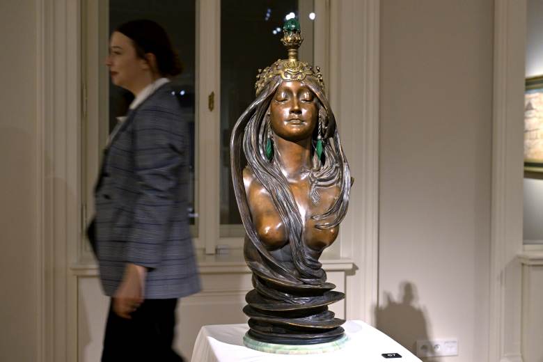 Muchova plastika Příroda se dnes v Praze vydražila za rekordních 18,35 mil. Kč