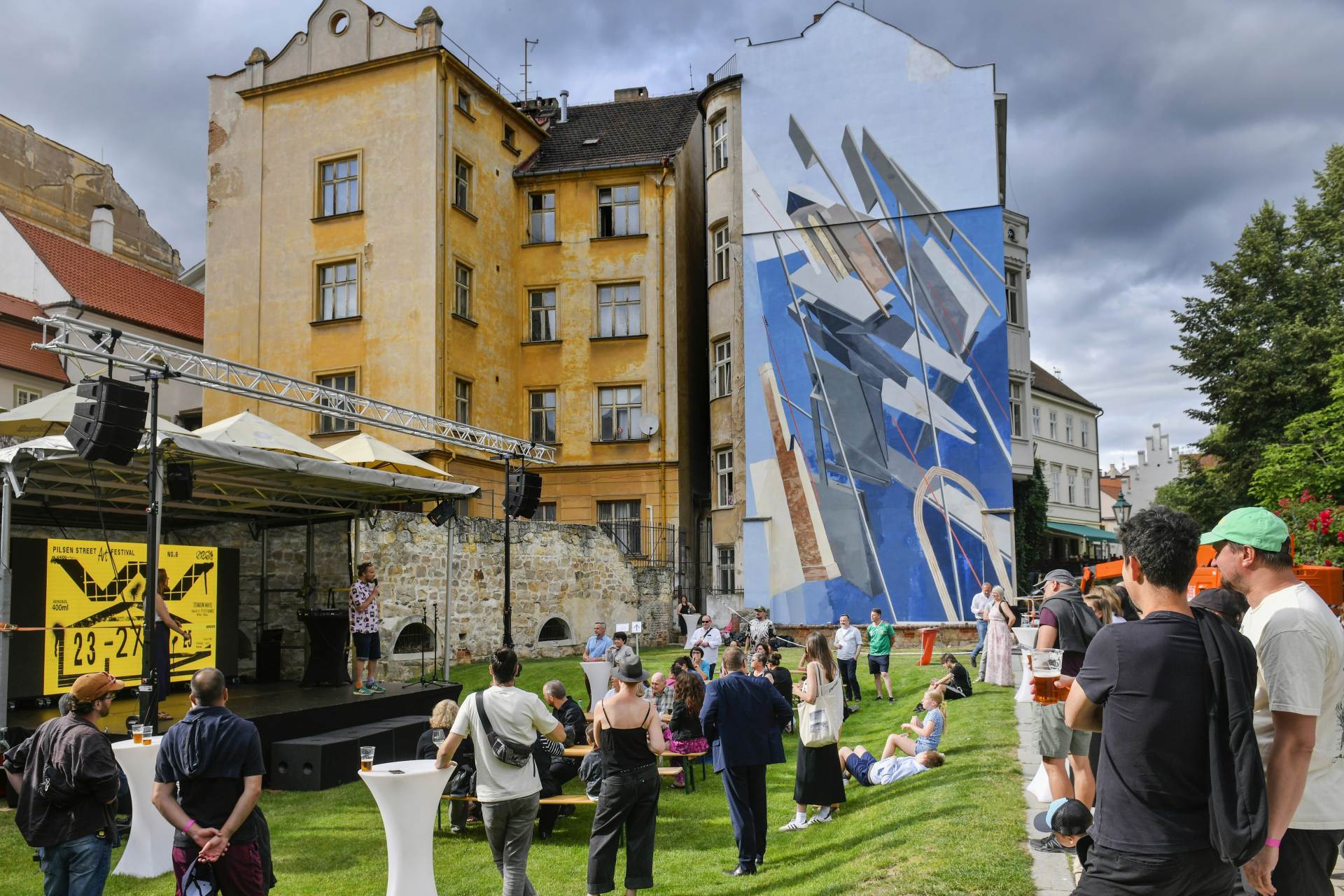 Zdi, pilíře a fasády v Plzni pokryla desítka děl umělců z celého světa