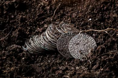 Nálezce stříbrných mincí ze Žďárska dostane odměnu 111.000 korun